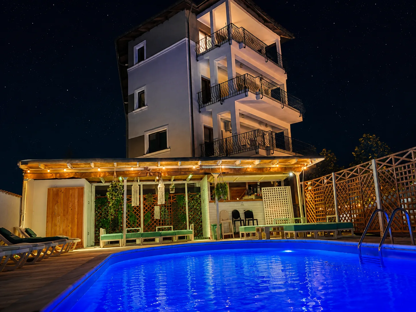 Breeze Villa Mamaia Nord, cu piscina și clădirea iluminate seara